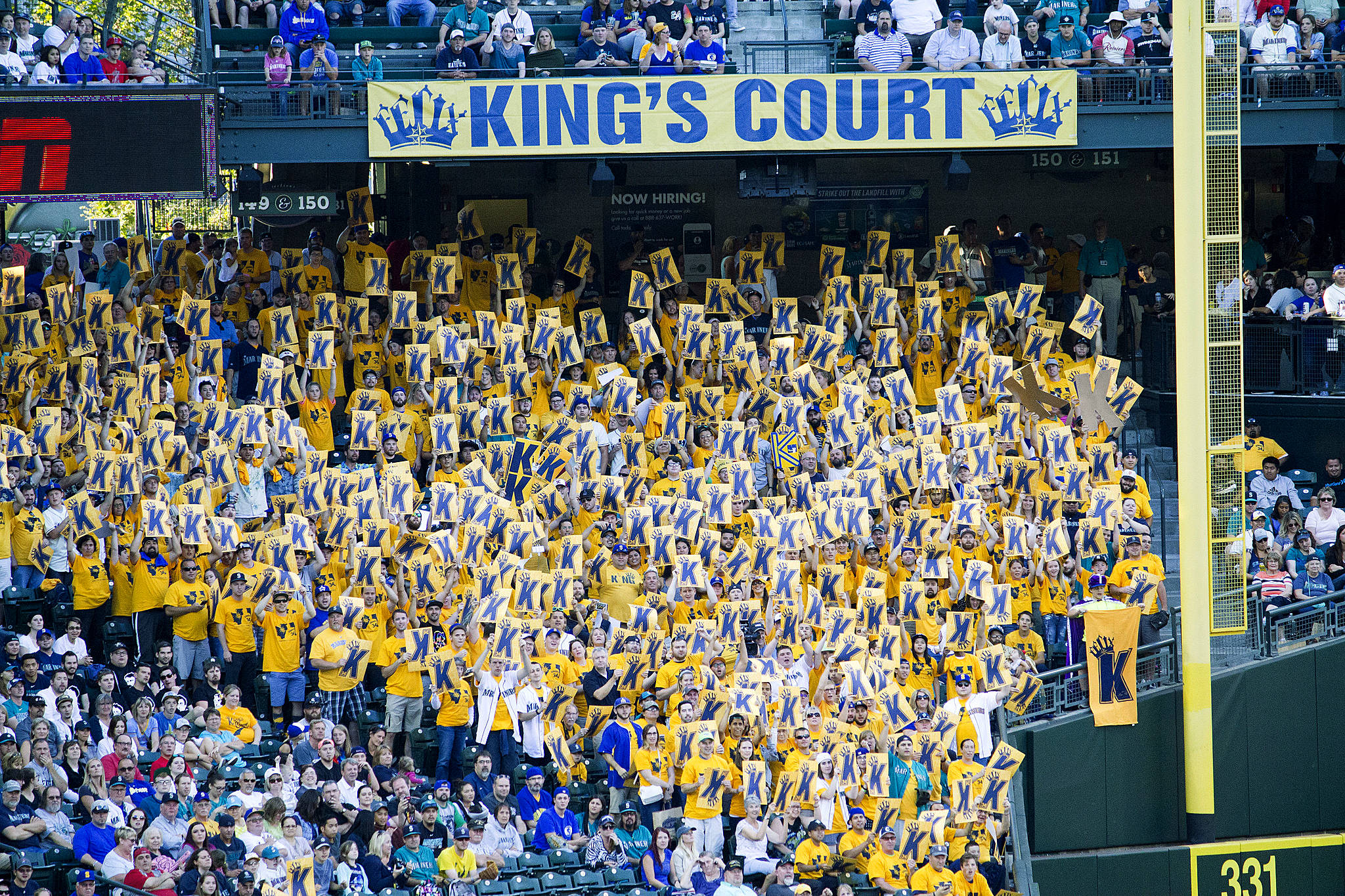 Mariners' Felix Hernandez shows appreciation for 'King's Court' fan section  during likely final start with Seattle 