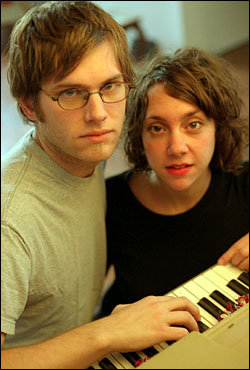 Fruit Bats: Eric Johnson and Gillian Lis饮