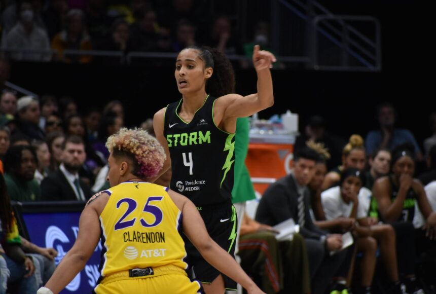 <p>Skylar Diggins-Smith conducts the offense against the Sparks. Ben Ray / The Reporter</p>